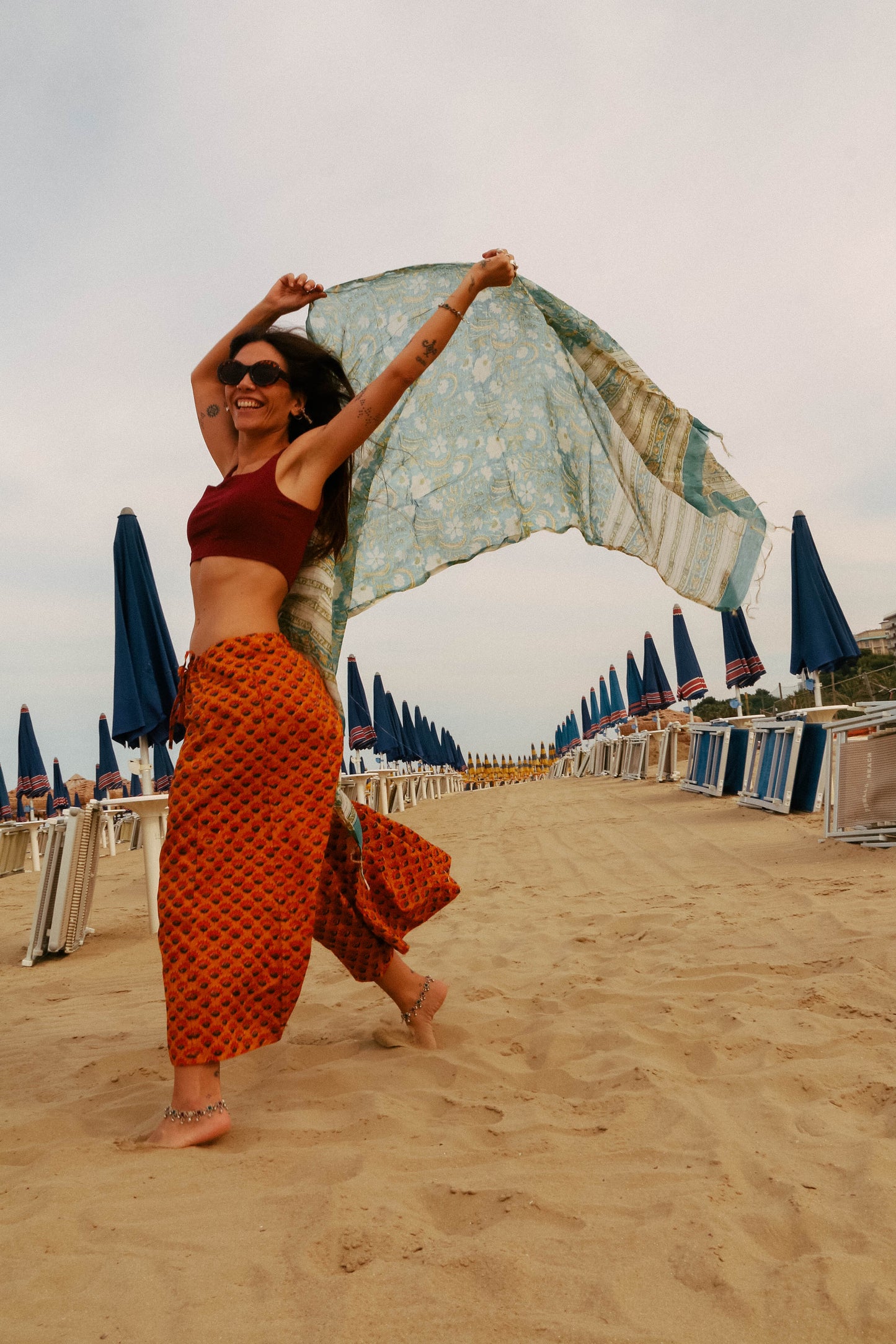 Pantaloni Maya Suraj con foulard