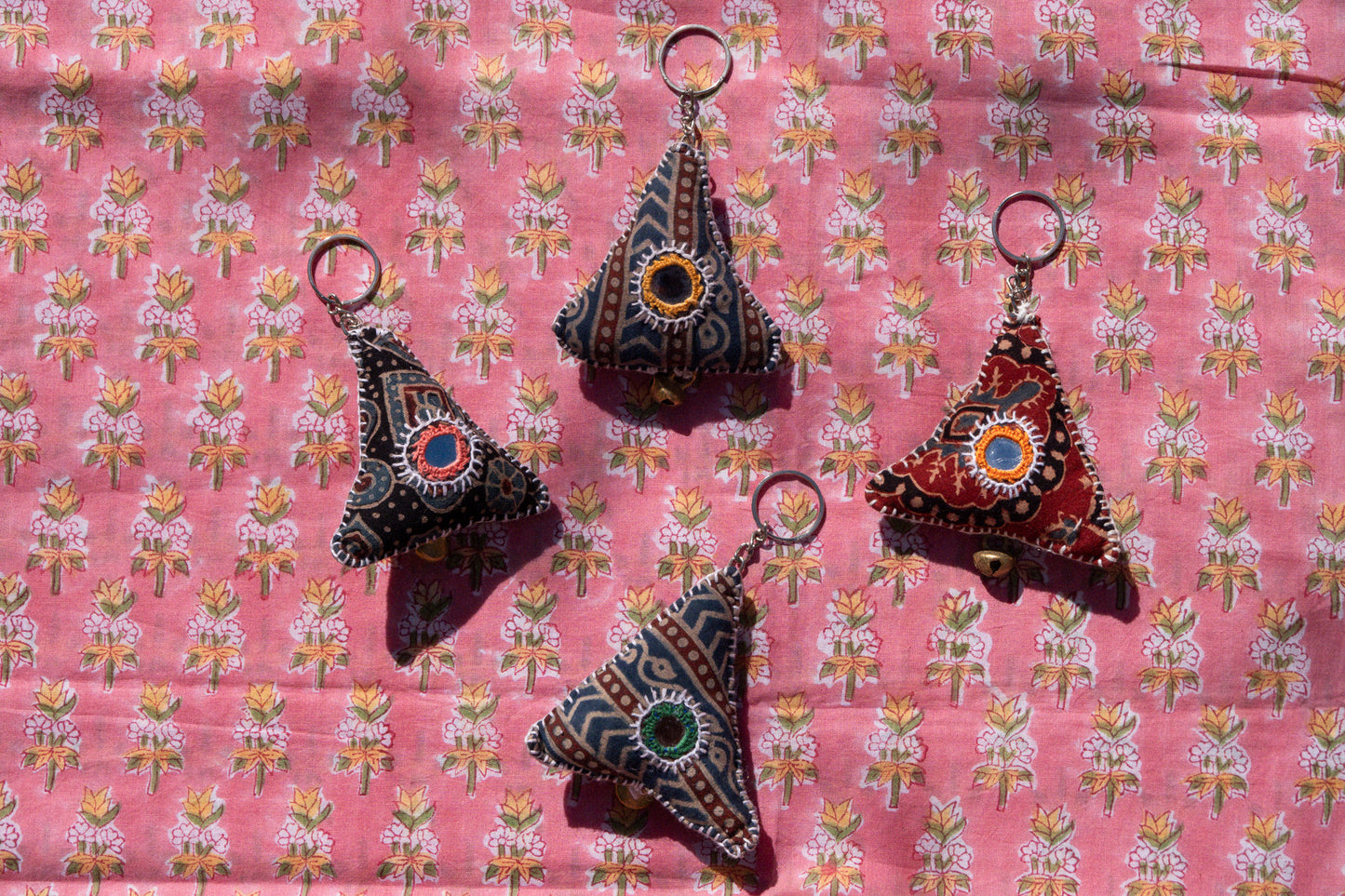 Portachiavi ricamati a mano - United Artisans of Kutch