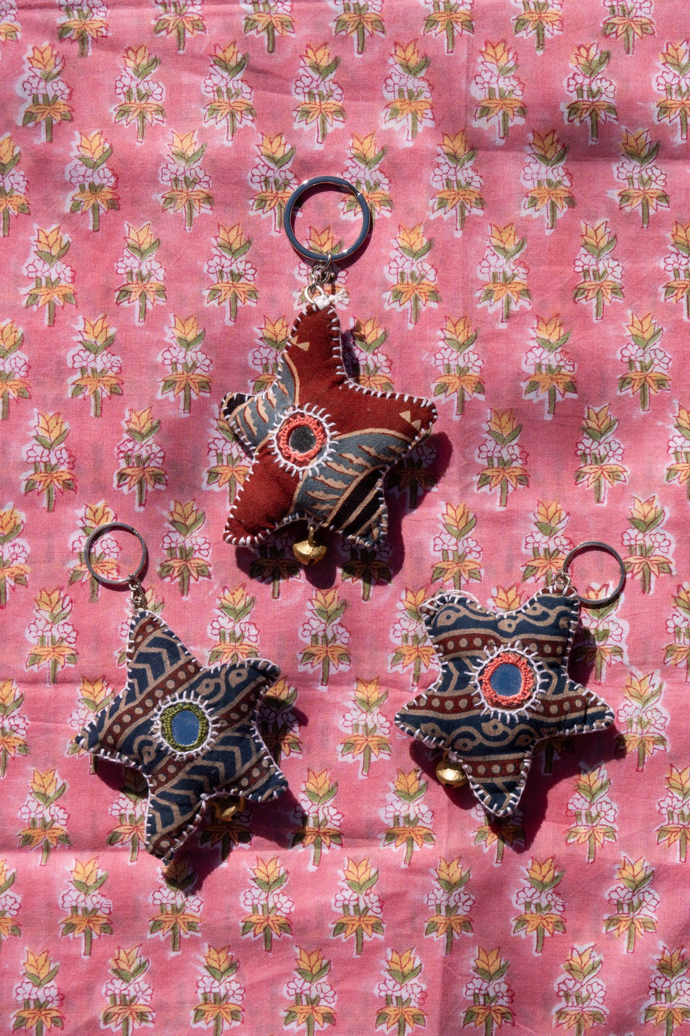 Portachiavi ricamati a mano - United Artisans of Kutch