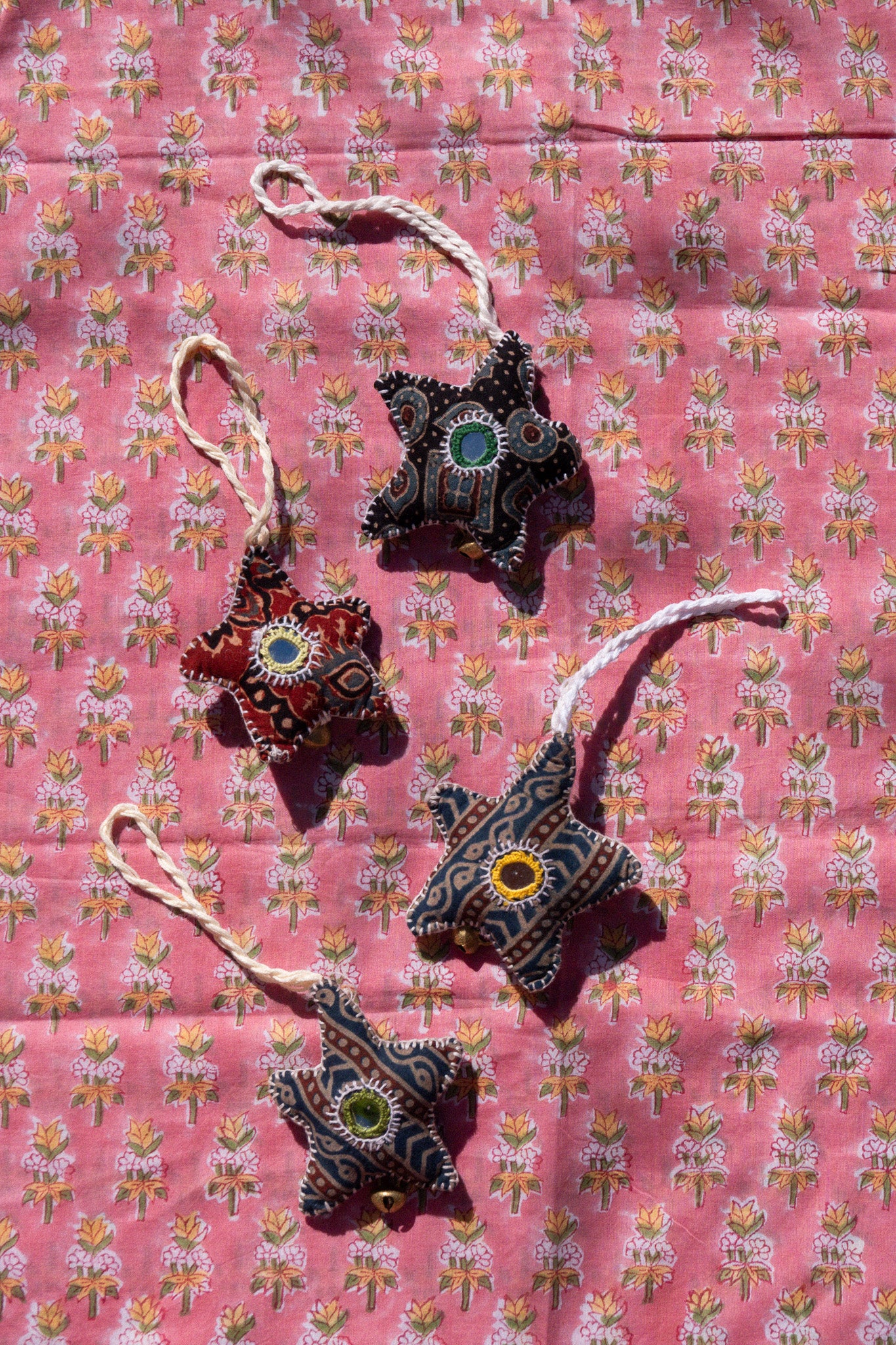 Portachiavi ricamati a mano - United Artisans of Kutch