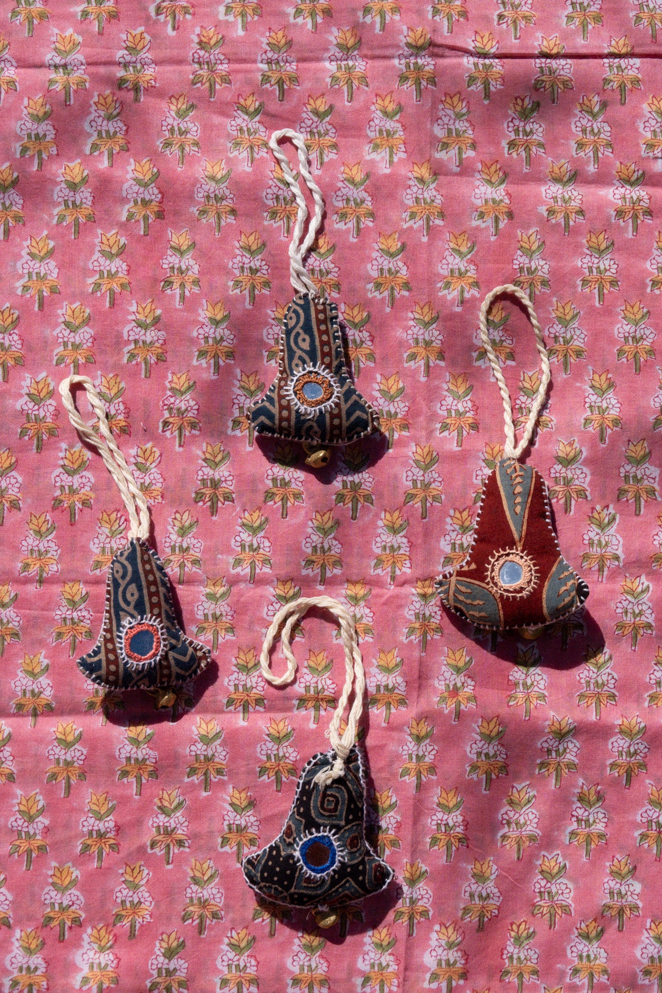 Portachiavi ricamati a mano - United Artisans of Kutch