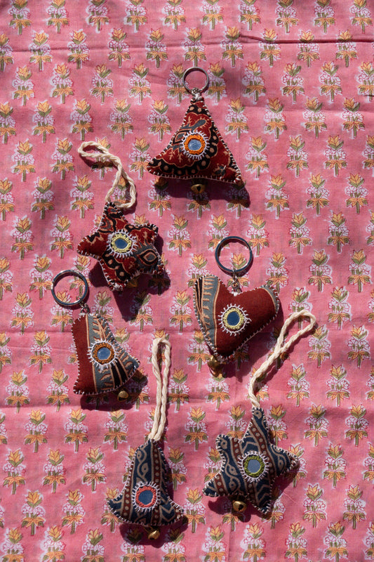 Portachiavi ricamati a mano - United Artisans of Kutch