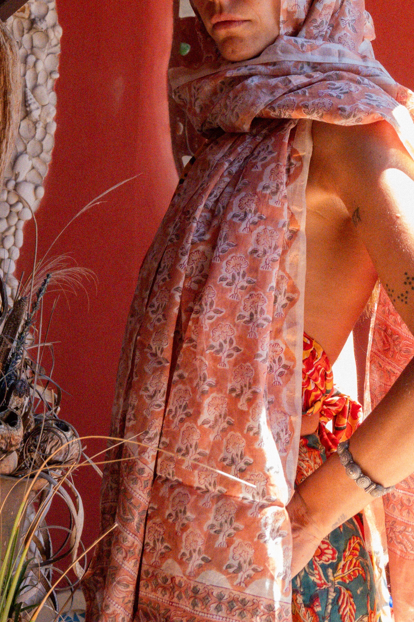 Pantaloni Maya Letkan con foulard