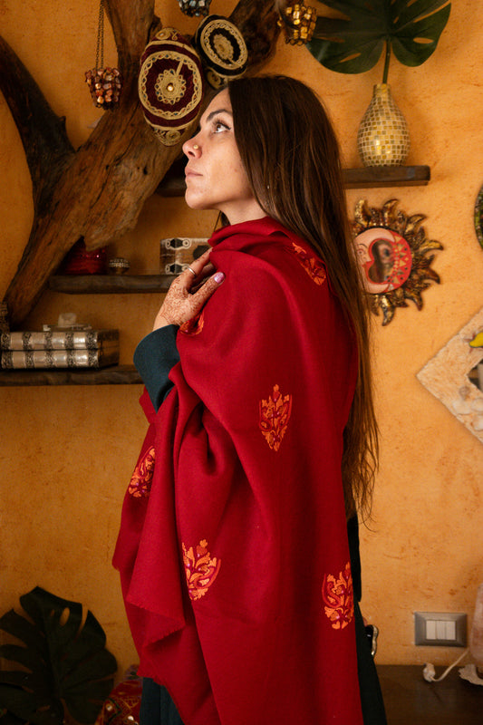 Sciarpa Aari rossa2 ricamata a mano - 100% lana