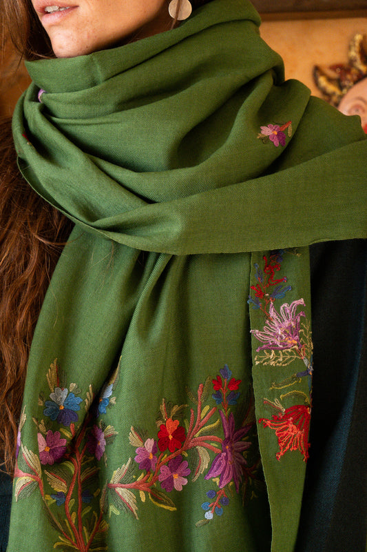 Sciarpa Aari verde ricamata a mano - 100% lana