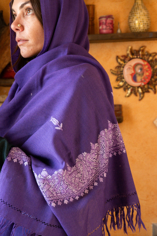 Sciarpa Aari viola ricamata a mano - 100% lana