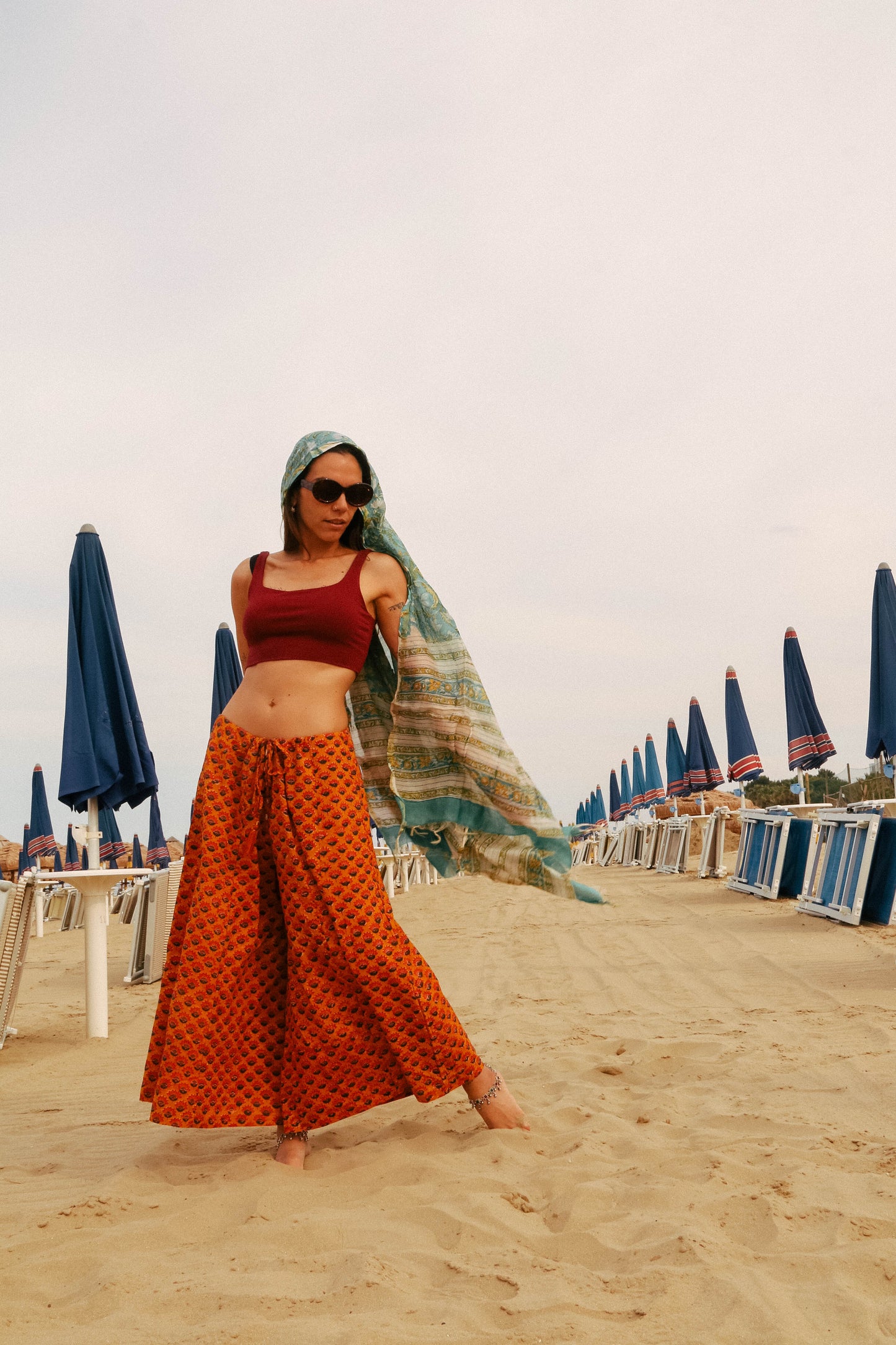 Pantaloni Maya Suraj con foulard