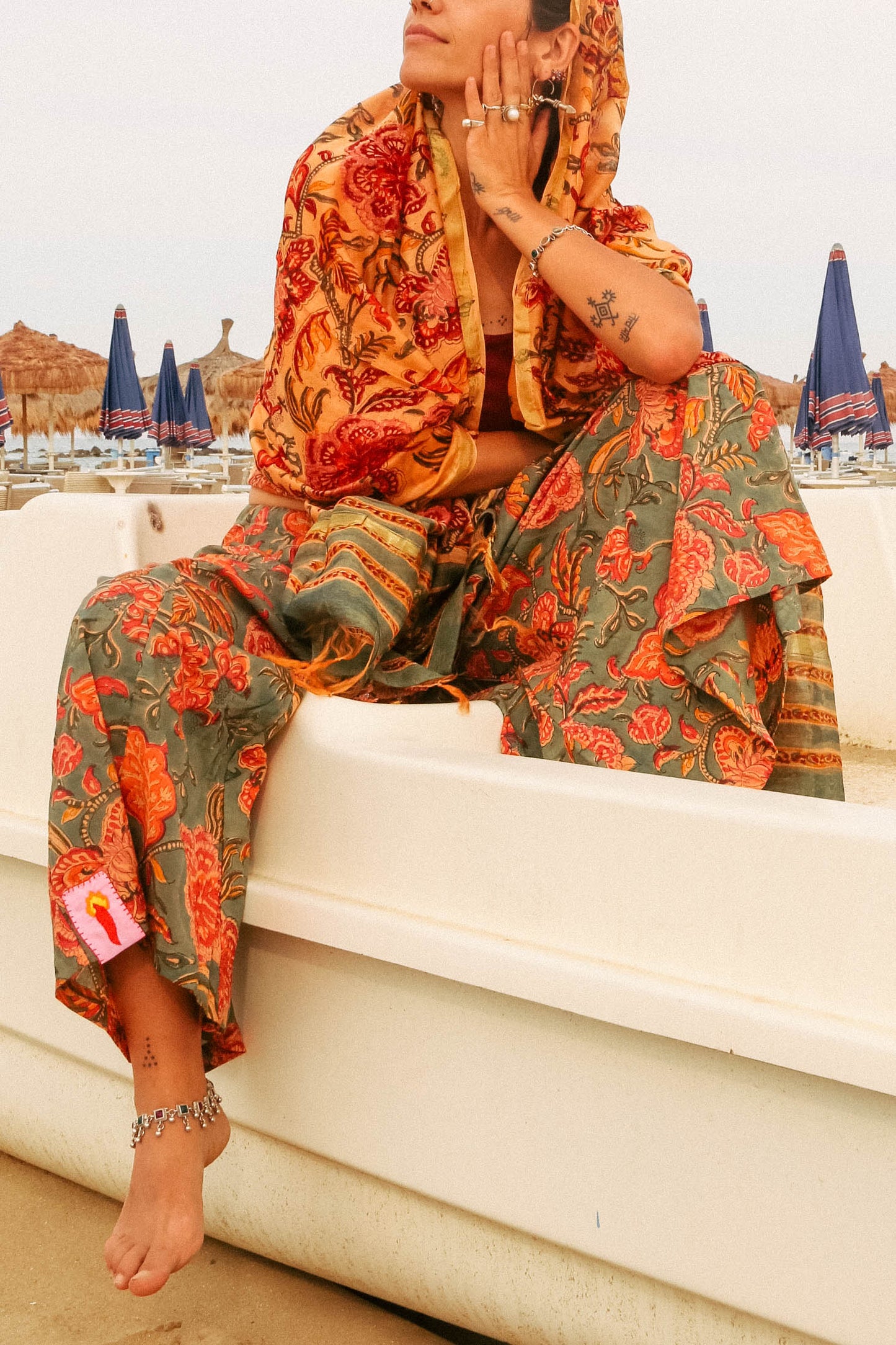 Pantaloni Maya Sundari con foulard
