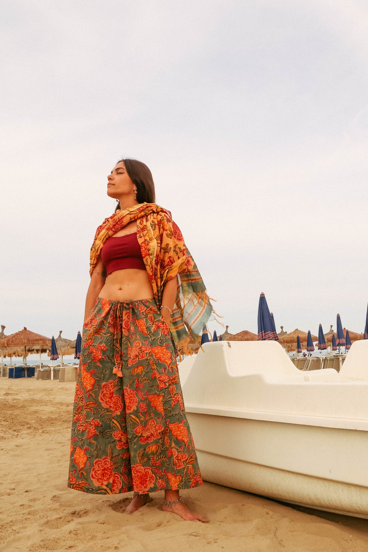 Pantaloni Maya Sundari con foulard